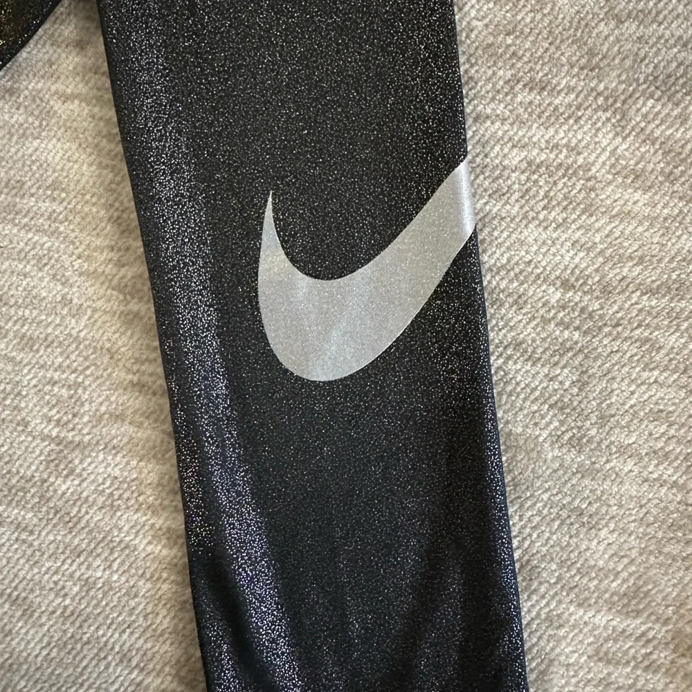 Lot of 2: Nike, glitter leggings w/leg logo. One silver, one gold. Both sz med - Picture 3 of 9